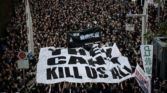 Người biểu tình ủng hộ tự do báo chí ở Hong Kong với khẩu hiệu "They can't kill us all" năm 2014.