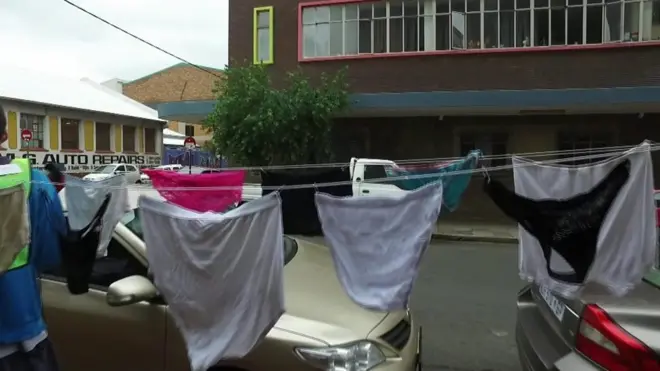 ศิลปินใช้กางเกงในที่ได้รับบริจาค 3,600 ตัว สร้างสรรค์เป็นงานศิลป์