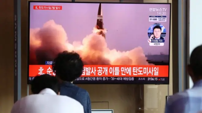 북한이 장거리 순항미사일 시험발사 사실을 공개한지 이틀 만에 다시 무력시위를 감행했다.