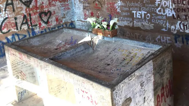 Sobre esta pileta o lavandería recostaron el cuerpo de Guevara. 50 años después, sigue allí. (Foto: Luis Velasco/BBC Mundo)