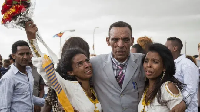 ኣዝመራ ኣዲስኣለምን ዳናይት ኣዲስኣለምን ኣብ 16 ዓመታት ንፈለማ እዋን ብምኽንያት ኲናት ኢትዮ-ኤርትራ ዝተፈለይኦ ወላዲ ኣቡኣን ክረክባ እንከለዋ ብንብዓት ዝተሰነየ ናፍቖተን ይገልጻ ነይረን