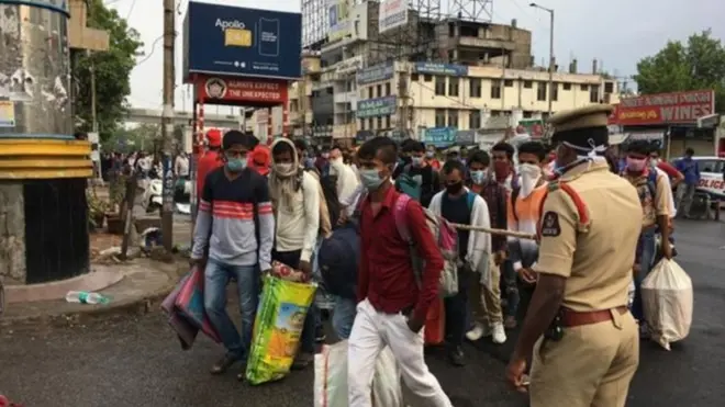 تجاهد الشرطة من أجل فرض التباعد الاجتماعي بسبب الحشود الضخمة