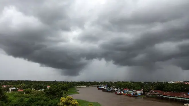 Sejumlah kapal berlabuh di kawasan pelabuhan rakyat Sungai Siak ketika awan hitam menyelimuti langit di Kota Pekanbaru, Riau, Kamis (02/01).