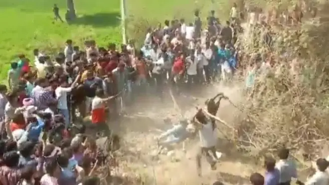 घटना का वीडियो सोशल मीडिया पर वायरल हो गया है