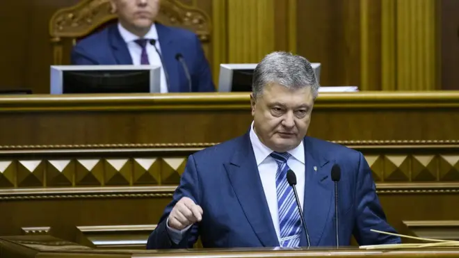 Президент обіцяв не обмежувати права громадян, проте згідно рішення парламенту, таку можливість він тепер має