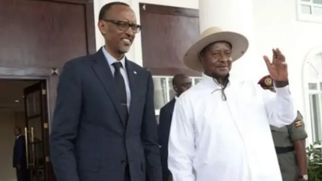 Rais wa Rwanda kushoto paul kagame na mwenzake wa Uganda Yoweri Museveni. Hali ya wasiwasi imetanda kati ya mataifa hao mawili