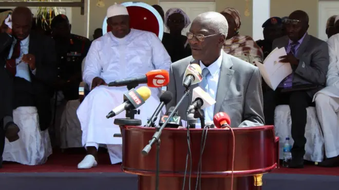 Devant les micros, Lamin Sise, le président de la Commission vérité, réconciliation et réparation, le 15 octobre 2018, 0 Kotu, près de la capitale gambienne