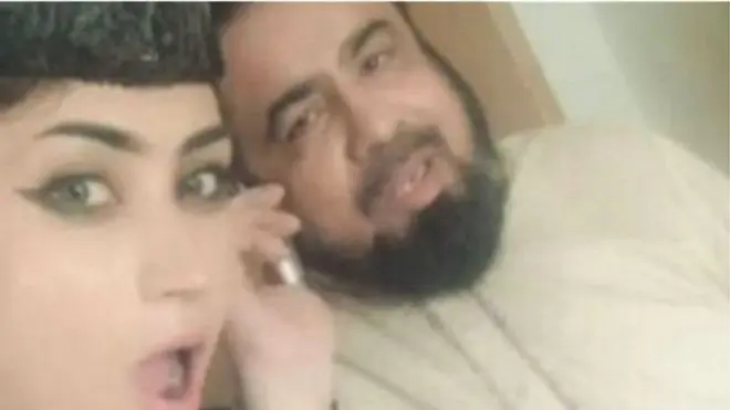 قندیل بلوچ نے مفتی عبدالقوی کے ساتھ ملاقات کے دوران کئی سیلفیاں کھینچی تھیں جو وائرل ہوگئی تھیں