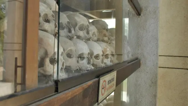 Ступа, заполненная человеческими черепами - один из главных символов режима красных кхмеров