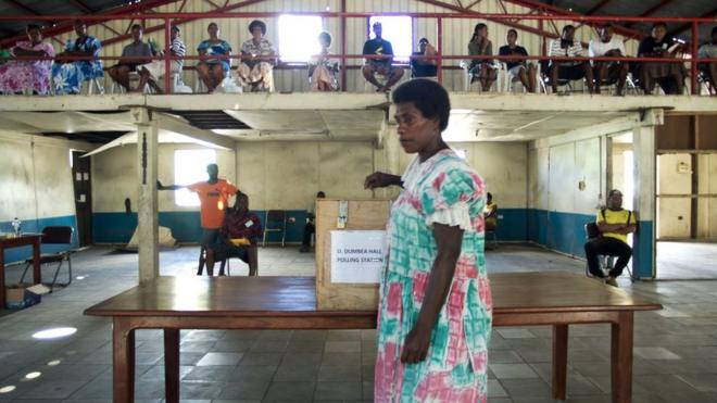 Uma mulher durante eleição em Port Vila, na ilha de Vanuatu, no Pacífico