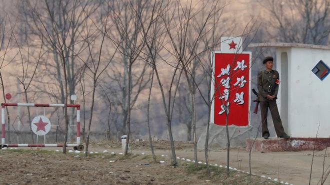 中朝邊境鴨綠江邊朝鮮設立的哨卡