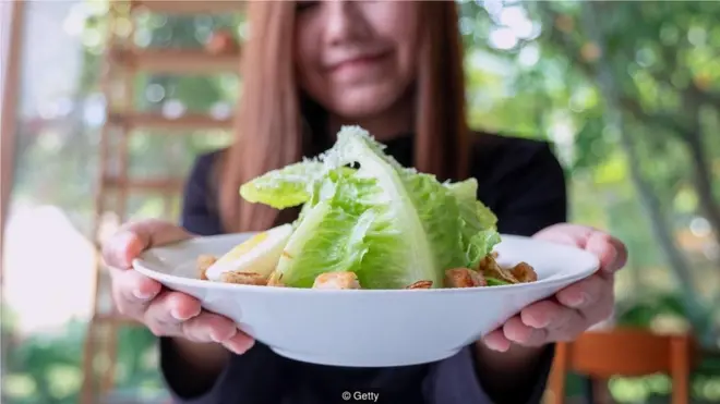 痤疮患者本来已容易产生心理问题，告诉她们去节制饮食是需要三思的。