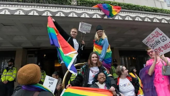 英国同志团体在汶莱持有的酒店外抗议