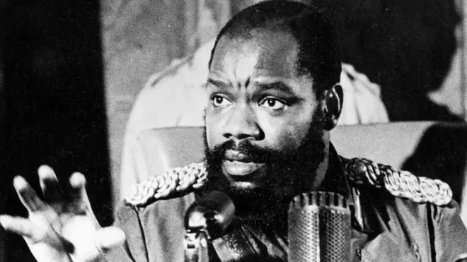 Ojukwu chiliri aka elu nye gọọmentị etiti na Jenụwarị 1970 ị ji kwụsị ọgụ Biafra.