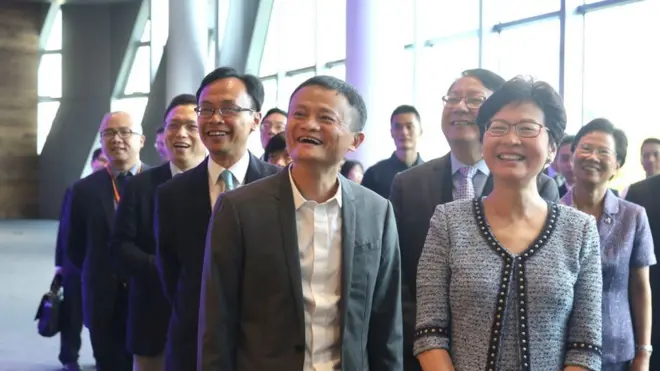 马云（中）与香港特首林郑月娥