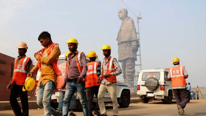 Seiring jumlah kedatangan turis yang meningkat, pemerintah India memindahkan ratusan buaya dari waduk di sebelah patung Sardar Vallabhbhai Patel.