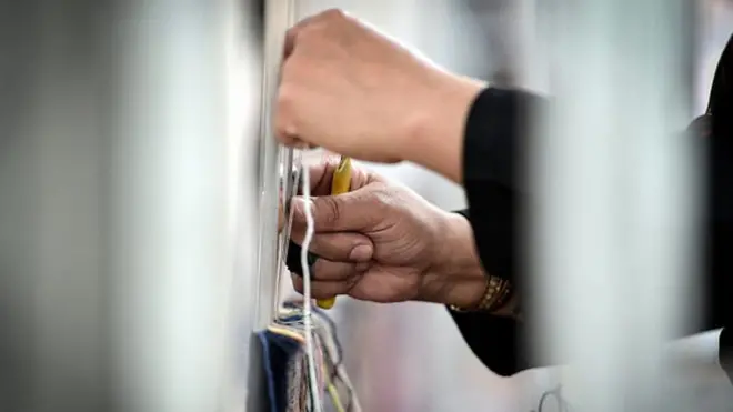 چرا کرونا زنان را در ایران بیشتر از مردان بیکار کرده؟