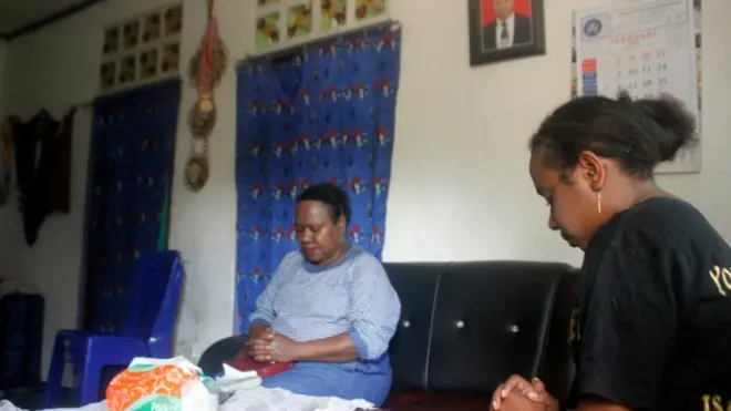 Warga saat berdoa di dalam rumah secara mandiri di Kota Sorong, Papua Barat, (7/2) untuk memohon agar Covid-19 segera berlalu.