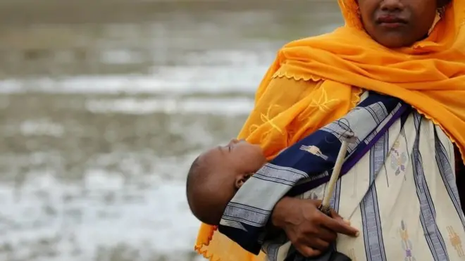 سيدة من الروهينجا فرت برضيعها من القتال