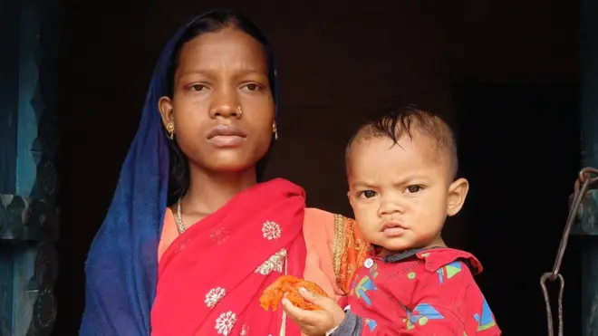 बेटे प्रिंस के साथ मृतक ब्रह्मदेव की पत्नी जीरामनी देवी