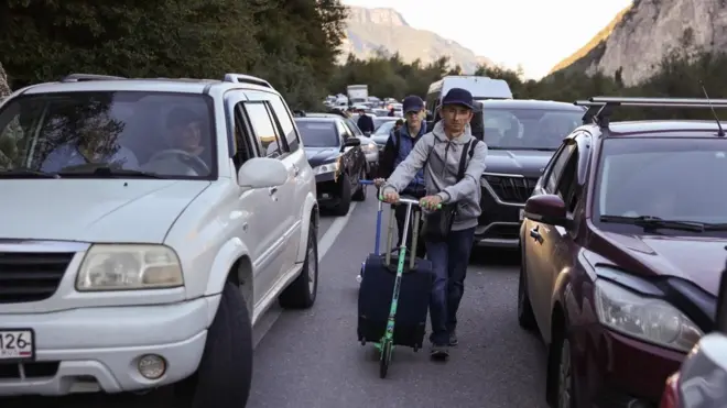 Люди с сумками на самокатах