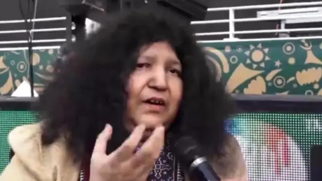 پی ایس ایل میں اس مرتبہ صوفائے کرام کی سرزمین ملتان کی ٹیم بھی شامل ہے اور انہیں سپورٹ کرنے عابدہ پروین آئی ہیں۔