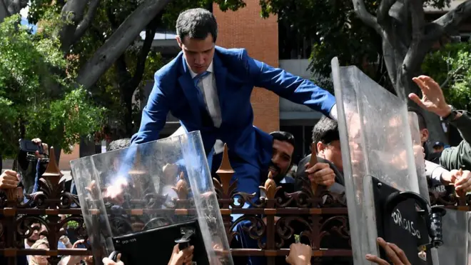 Хуан Гуайдо безуспешно пытался попасть в здание Национальной ассамблеи