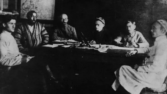 Сүрөттө: Солдон биринчи Соколовский Василий Данилович, экинчи Жамшитбек Карабеков - Ош уездик админстративдик бөлүмүнүн жана ыктыярдуу элдик милициянын башчысы, оңдо алтынчы катарда олтурган Кадырбек Камчыбеков - Гүлчө райондук ыктыярдуу элдик милиция отрядынын башчысы.