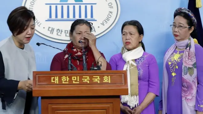 베트남전 퐁니퐁넛 사건 학살 생존자 응우옌티탄 씨가 19일 서울 여의도 국회 정론관에서 열린 '베트남전 한국군 민간인학살 진상규명 촉구를 위한 생존자 기자회견'에서 한국군의 끔찍한 학살 당시 상황을 증언하며 눈물을 흘리고 있다