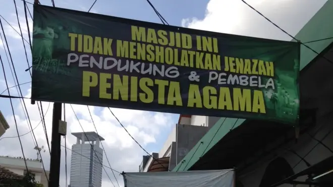 Wakil ketua Dewan Masjid Indonesia mengatakan tindakan pemasangan spanduk tersebut di depan masjid sebagai tindakan "terlalu mempolitisir masjid".
