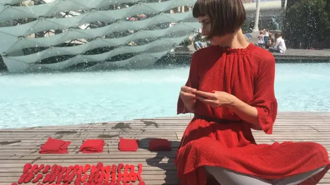 Лія Достлєва шиє ляльки на згадку про жертв катастрофи MH17