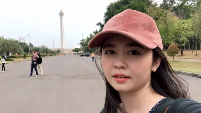 Phóng viên Thùy Linh của BBC Tiếng Việt trước Monas - Tượng đài quốc gia giữa lòng Jakarta