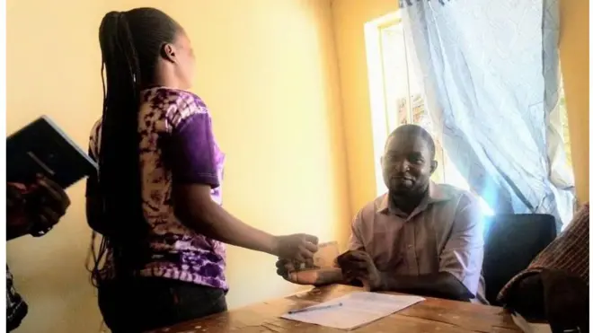 Legislative aide to lawmaker Awwal Garba dey give student one thousand naira