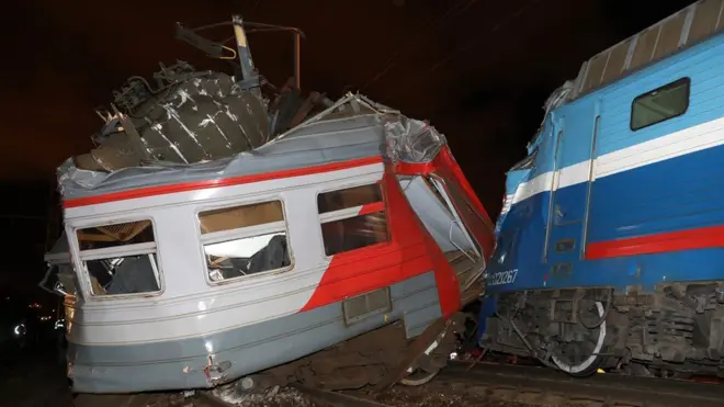 В результате столкновнения четыре вагона пригородного электропоезда сошли с рельсов