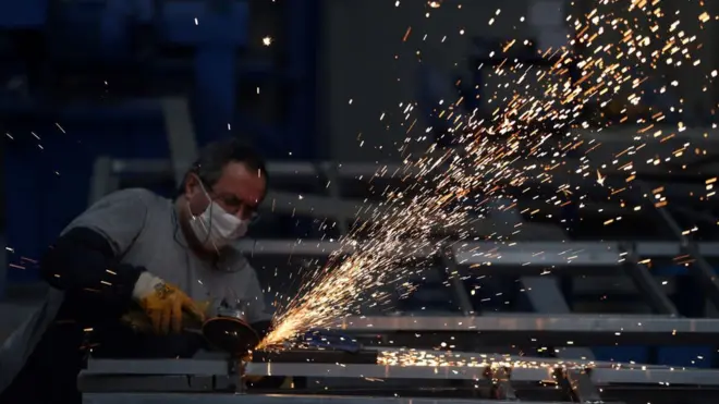 bir fabrikada çalışan işçi