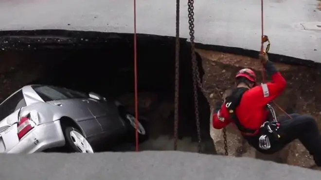 Заместитель шерифа в США погибла из-за провала на дороге