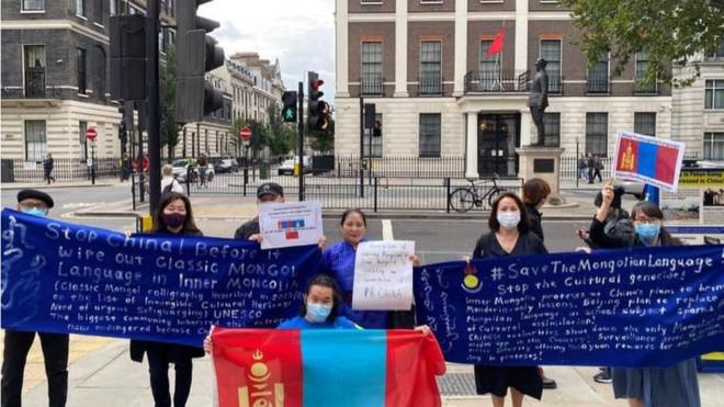 伦敦，中国驻英使馆外的抗议