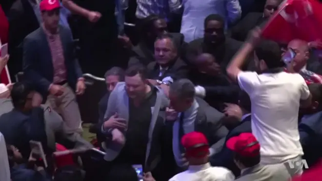 протестувальника виводять із зали готелю