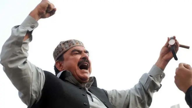 عوامی مسلم لیگ کے سربراہ شیخ رشید کی نااہلی کے خلاف درخواست کی سماعت مکمل ہونے پر بنچ نے فیصلہ محفوظ کر لیا ہے۔