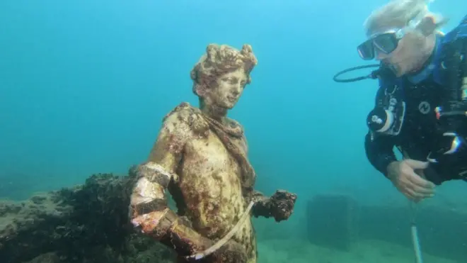 Una estatua en el Parque arqueológico submarinocrazy time blaze ao vivoBaia, en Italia.