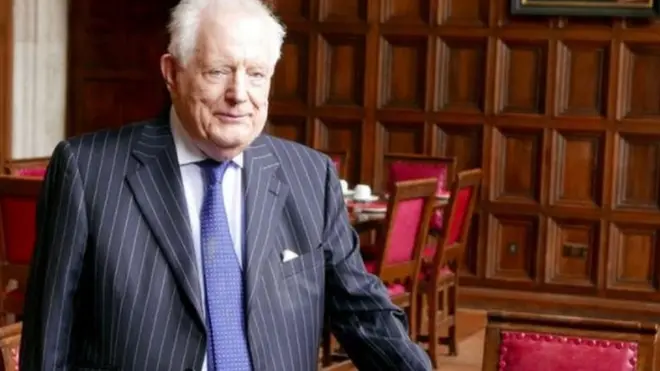 لم يشعر أندرهيل بالارتياح طوال سنوات عمره إلا بعد أن أعلن مثليته على الملء