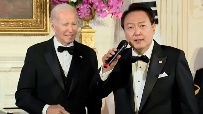 رئيس كوريا الجنوبية يغني في عشاء رسمي