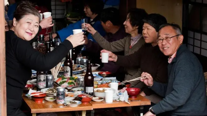 જાપાનીઝની લાંબી ઉંમરનું રહસ્ય પોષક ખોરાક અને એકબીજા સાથેના સુમેળભર્યા સંબંધો છે.