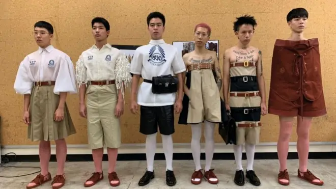 เด็กผู้ชายหกคนในชุดเครื่องแบบนักเรียนที่ต่างไปจากปกติ
