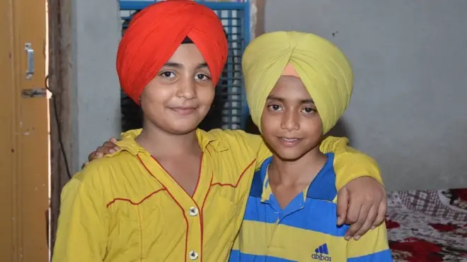 પાકિસ્તાન સિંહ(ડાબે) અને ભારત સિંહ