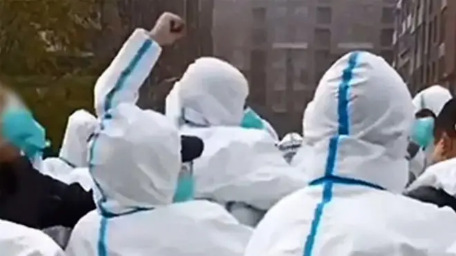 BBC看到的影片显示，在中国郑州的富士康超级工厂，抗议者与身穿防护服的警察发生冲突，一些人似乎受伤。