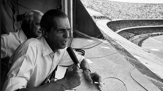 João Saldanha e Geraldo José (ao fundo) transmitindo um jogo no estádio do Morumbi