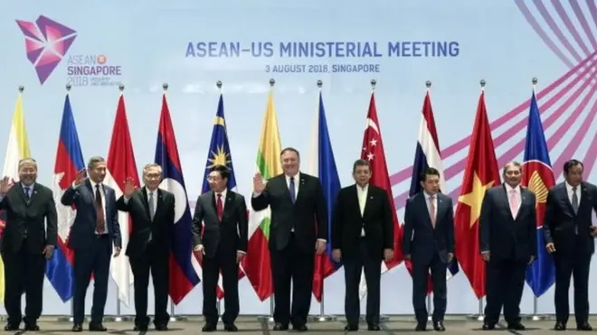 Foto bersama menteri luar negeri beberapa negara, termasuk Menlu AS Mike Pompeo (no 5 dari kiri) pada Pertemuan Menteri Luar Negeri ASEAN ke-51 di Singapura pada tanggal 3 Agustus 2018.