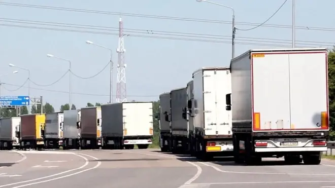 очередь из грузовиков в Калининградскую область