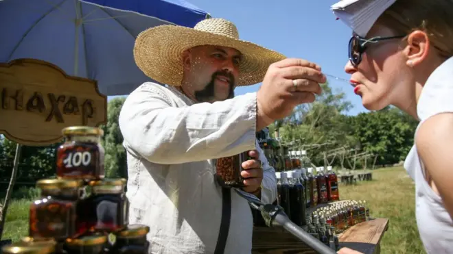 У національному музеї народної архітектури та побуту "Пирогів" вже кілька днів триває свято меду "Перший Медовий Спас"